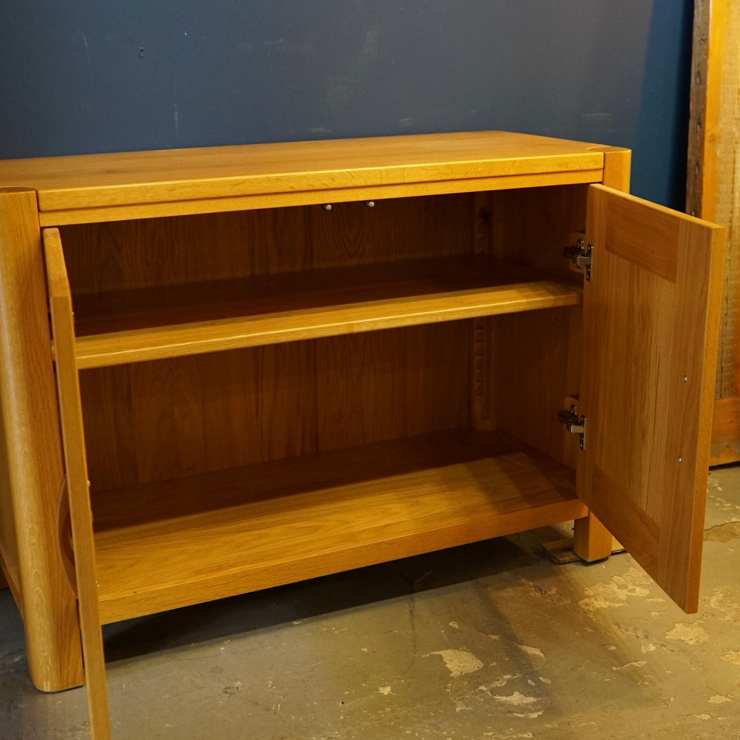 Solid Oak Sideboard – Timeless & Stylish Storage