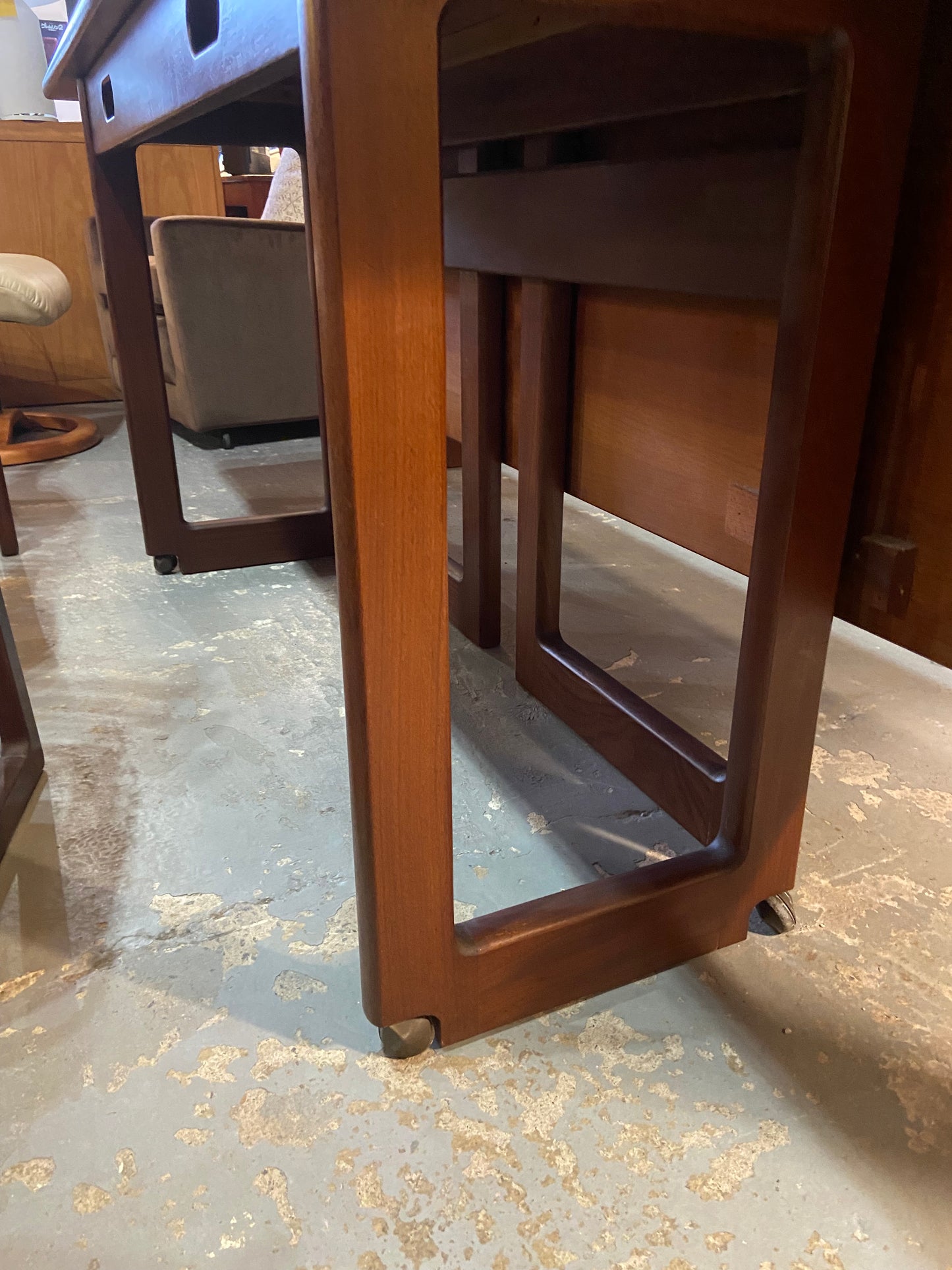 Elliots of Newbury Retractable Sidebord & Dining set