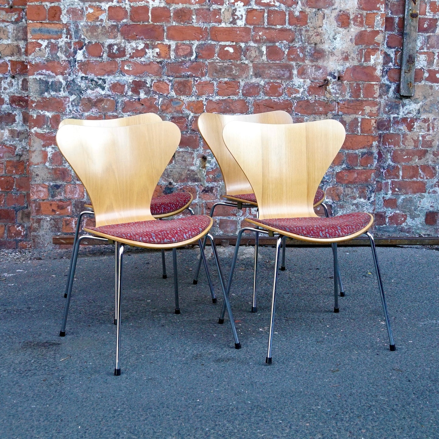 Fritz Hansen Series 7, Model 3107 Chairs Designed by Arne Jacobsen x 4